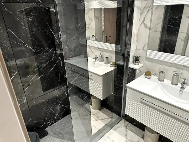 Bagno con doccia a filo pavimento