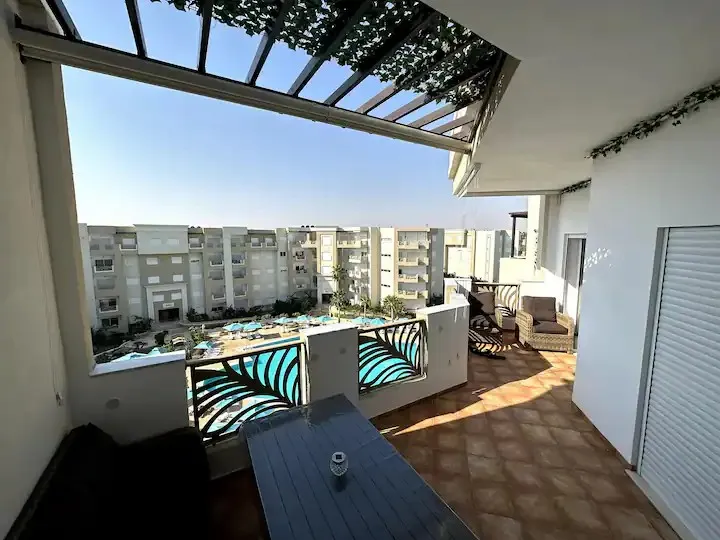 Terrazza con vista sulle piscine